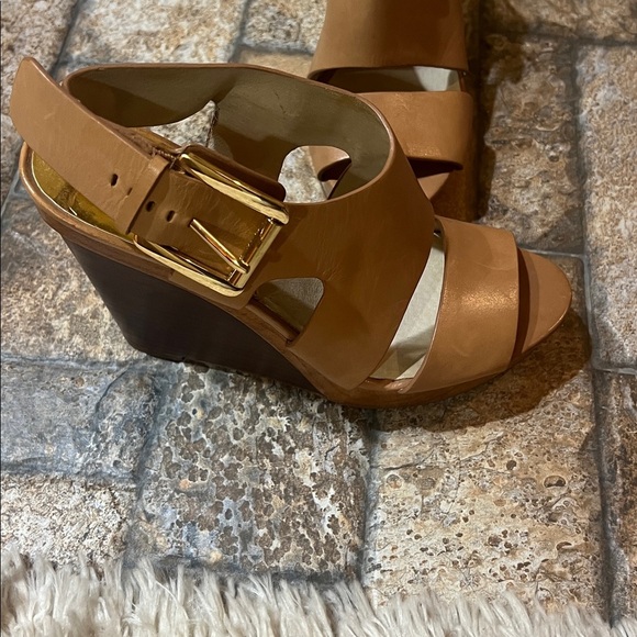 MICHAEL Michael Kors Tan Wooden Platform Wedge Gold Buckle 7.5 - Picture 8 of 11